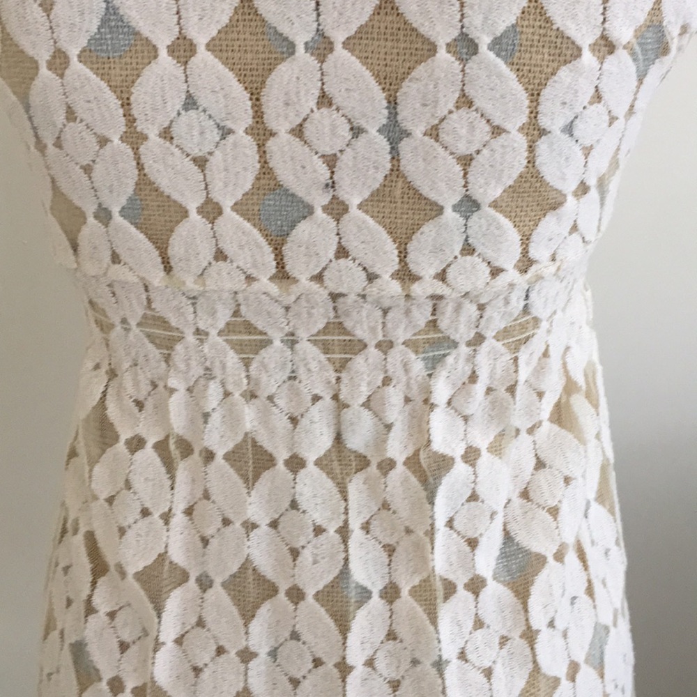 Creme and lace v-neck top - Picture 5 of 8